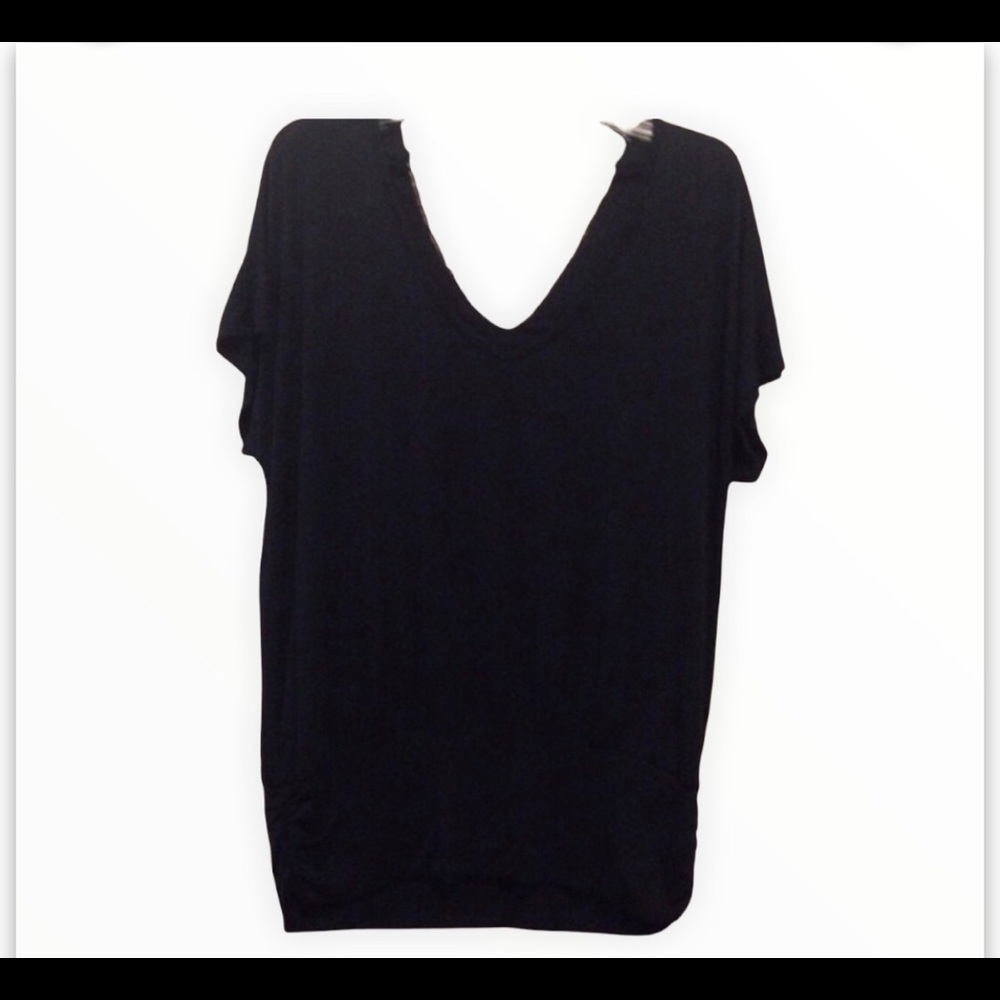 🔴Black Top with beautiful details on neckline - Picture 4 of 4